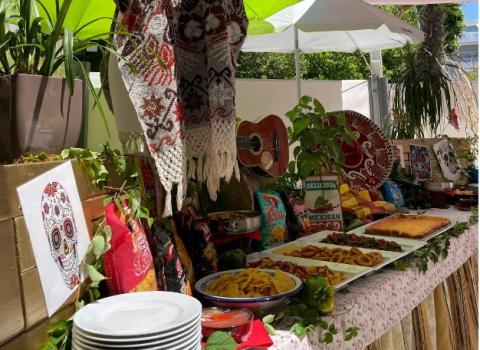 Buffet messicano con sombrero, decorazioni tradizionali e piatti colorati all'aperto.