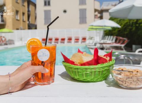 Drink e snack a bordo piscina, ambiente rilassante all'Hotel Villa del Parco.